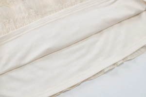 Gros plan détaillé du tissu abricot double épaisseur avec doublure lisse et texture plissée