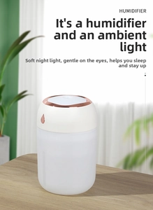 Dettaglio mini umidificatore bianco con finiture oro rosa su un tavolo in legno