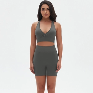 Dettaglio del set yoga grigio antracite con top a V incrociato e pantaloncini da ciclista