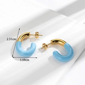 French vintage C-shaped earrings in gold and sky blue enamel, 2.31cm height