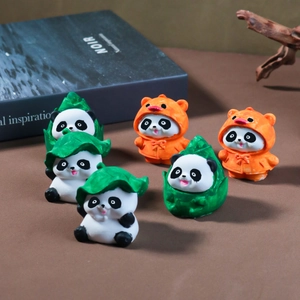 Vista detallada de seis figuritas de panda de resina con trajes verdes y naranjas