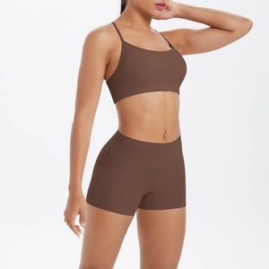 Détail de l'ensemble de yoga marron chocolat avec short sans couture et brassière de sport