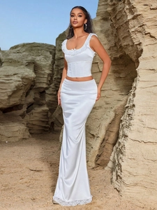 Ensemble satin blanc chic avec haut court en dentelle et jupe longue ajustée