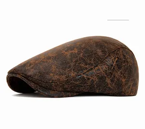 Dettaglio di berretto in pelle marrone vintage con trama invecchiata e cuciture retrò