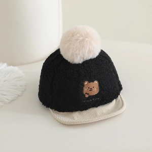 Détail du bonnet d'hiver pour bébé montrant la texture polaire et le bord en velours