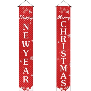 Dettaglio di striscioni rossi per Natale e Capodanno con scritte festive bianche
