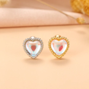 Détails de boucles d'oreilles en cœur avec incrustation de zircon coloré et bords perlés
