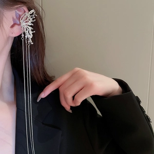 Boucle d'oreille papillon argenté style métal liquide avec franges brillantes