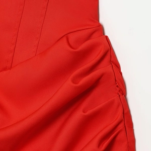 Robe moulante rouge sans manches avec fronces latérales élégantes et tissu texturé