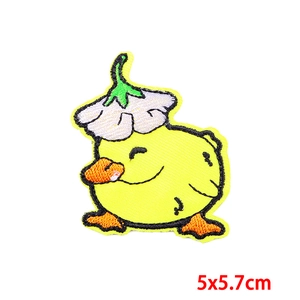 Gele eend geborduurde patch met witte bloem voor kinderkleding, maat 5x5,7 cm