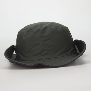 Vue détaillée du chapeau de pêcheur vert armée avec œillets métalliques et toile