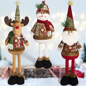 Trois figurines de Noël en peluche avec Père Noël, bonhomme de neige et renne à carreaux