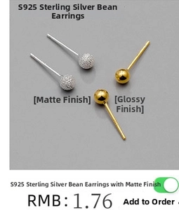 Gros plan de boucles d'oreilles boules en argent sterling S925, finitions polie et mate