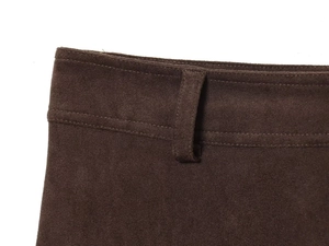 Détail de la taille de jupe midi en suédine marron foncé avec boucle de ceinture et coutures