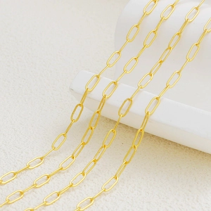 Detalle macro de la cadena de eslabones de papel chapada en oro de 18K para joyas