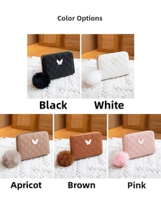 Dettaglio di mini portamonete trapuntati in cinque colori con fiocchi e pompon