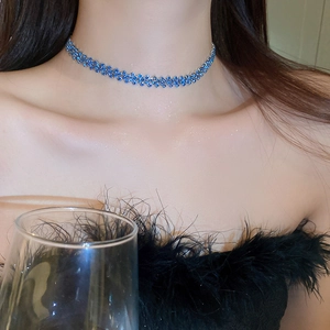 Dettaglio di un girocollo in strass blu scuro scintillante con elegante design di gioielli