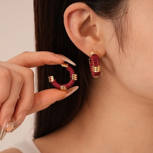 Boucles d'oreilles dorées en C avec texture simili cuir bordeaux et style rétro
