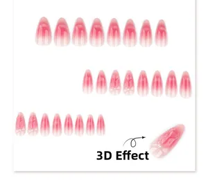 Détail de faux ongles en amande avec motif de nœud 3D et décorations de perles blanches