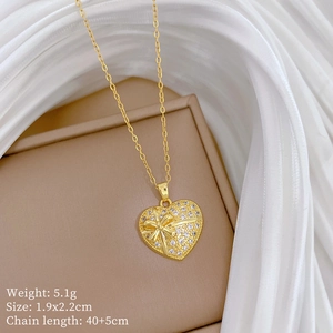 Détail du pendentif cœur doré avec cristaux, dimensions 1,9x2,2 cm et un poids de 5,1 g