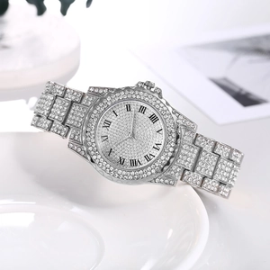 Detaillierte Makroansicht einer luxuriösen Damen-Armbanduhr mit Kristallen und Ziffern