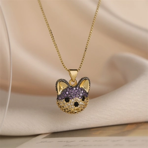 Vue macro du pendentif animal avec pierres violettes sur tissu en soie beige