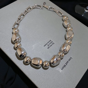 Vue détaillée du collier argenté avec perles irrégulières et chaîne en métal minimaliste