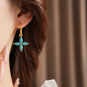 Chic 18K gold-plated four-leaf clover earrings with bright blue turquoise gemstones