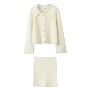 Détail de l'ensemble en tricot blanc avec gilet à revers et mini-jupe à rayures verticales