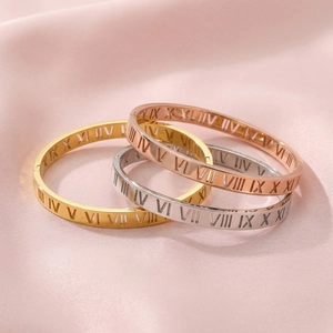 Lot de trois bracelets en acier inoxydable avec chiffres romains ajourés en or, argent et rose