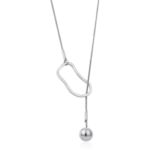 Gros plan d'un collier lasso argenté avec un anneau irrégulier et un pendentif boule