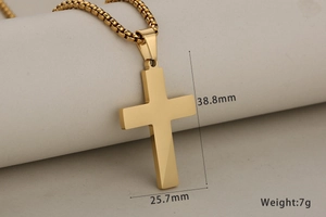 Detailansicht Gold-Edelstahl-Kreuzanhänger mit Maßen 38,8 mm Höhe und 25,7 mm Breite