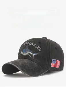 Dettaglio ricamo squalo e patch bandiera americana su cappello di cotone grigio lavato