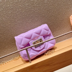 Mini bolso jelly morado con diseño acolchado de diamantes y cadena dorada