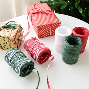 Rotoli di nastro in carta di rafia ecologica nei colori natalizi per confezioni