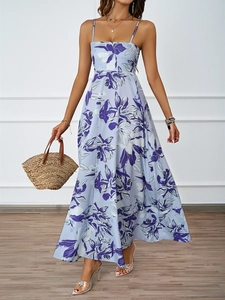 Détail d'une robe longue bleu clair à fines bretelles et motifs floraux violets abstraits