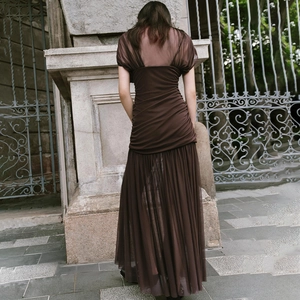 Robe longue en maille froncée marron foncé avec ourlet plissé transparent et dos sexy