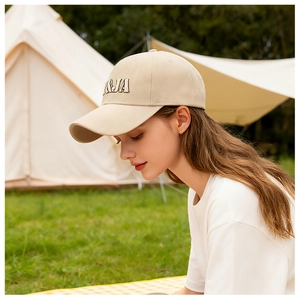 Casquette de baseball beige avec broderie 3D dans un décor de camping en plein air
