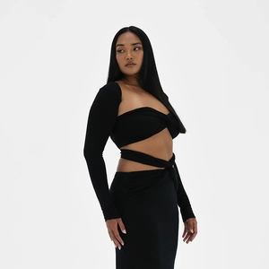Dettaglio del set due pezzi nero con top a spalle scoperte e gonna a vita alta elegante