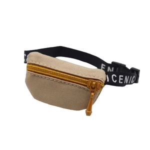 Gros plan détaillé du sac banane en toile beige pour poupée avec sangle noire imprimée