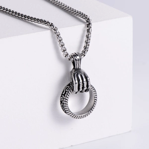 Collier punk vintage en acier titane avec main d'os tenant un pendentif anneau gravé