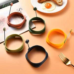 Cinque stampi per uova in silicone alimentare colorati con manici in acciaio inox 304