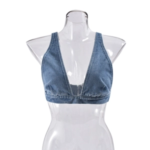Dettaglio del top a lupetto in denim blu scuro con coppe a triangolo e trama jeans