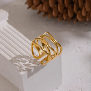Elegante anello geometrico dorato a strati su un piedistallo a colonna romana