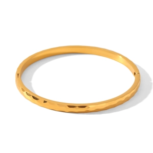 Détail du bracelet en acier doré 18k avec texture en treillis et finition polie miroir