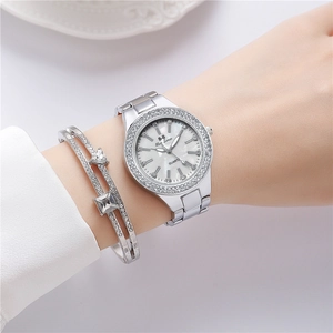 Gros plan détaillé de la montre sertie de diamants et du bracelet cristal au poignet