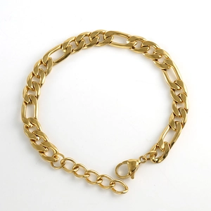 Bracciale a catena Figaro in oro lucido con chiusura a moschettone su sfondo bianco