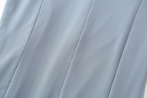Nahaufnahme der blauen Netzstoffstruktur und hochwertigen Nähte eines ärmellosen Kleids