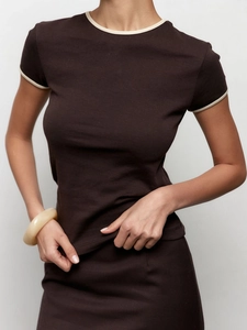 T-shirt moulant marron avec liseré contrasté et jupe assortie sur mannequin