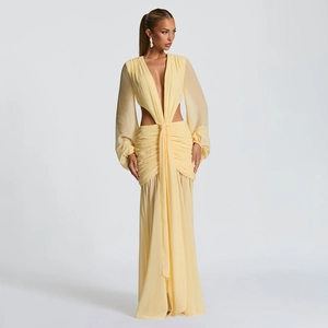 Detail des hellgelben Maxikleids mit tiefem V-Ausschnitt, Taillenausschnitten und Plissee-Chiffon